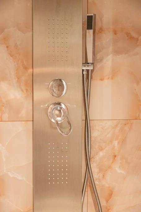 Smaragdi Luxury Jacuzzi Apartment Noho Premium Living أثينا المظهر الخارجي الصورة