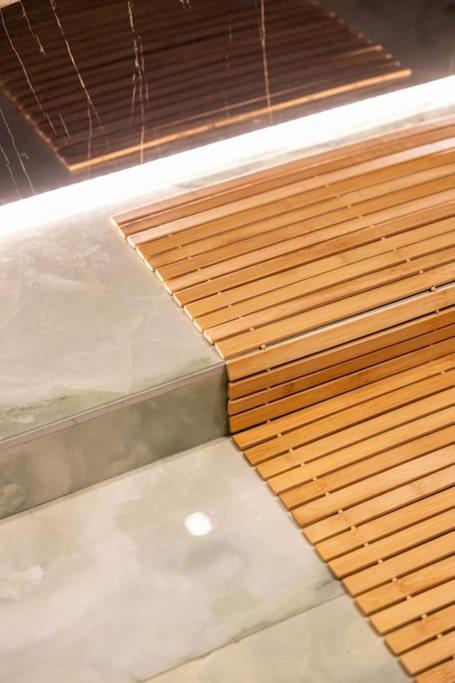 Smaragdi Luxury Jacuzzi Apartment Noho Premium Living أثينا المظهر الخارجي الصورة