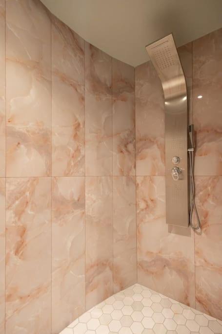 Smaragdi Luxury Jacuzzi Apartment Noho Premium Living أثينا المظهر الخارجي الصورة