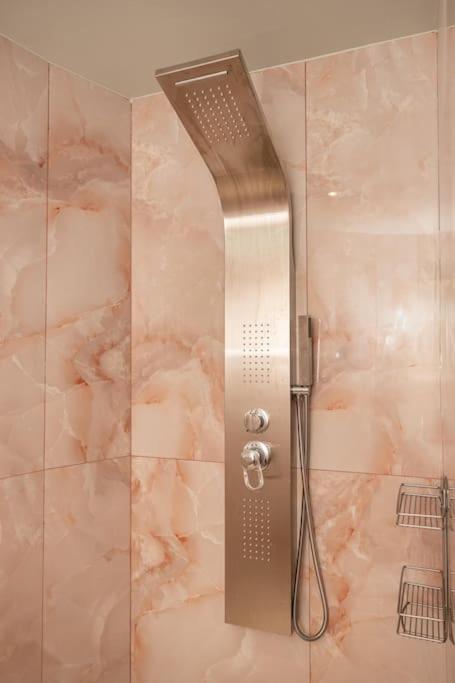 Smaragdi Luxury Jacuzzi Apartment Noho Premium Living أثينا المظهر الخارجي الصورة