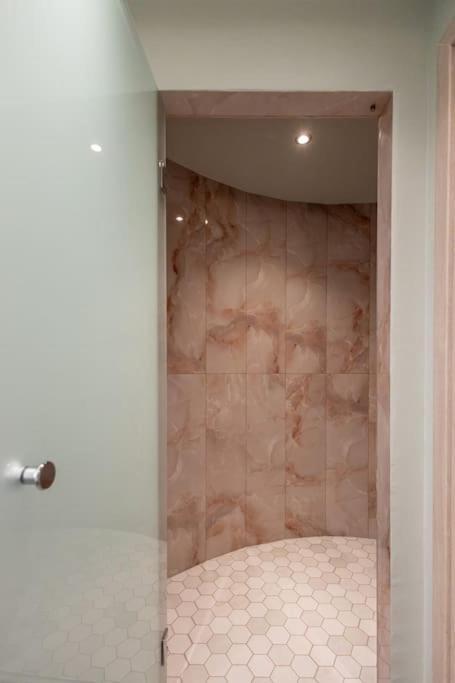 Smaragdi Luxury Jacuzzi Apartment Noho Premium Living أثينا المظهر الخارجي الصورة