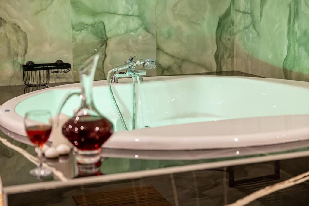 Smaragdi Luxury Jacuzzi Apartment Noho Premium Living أثينا المظهر الخارجي الصورة