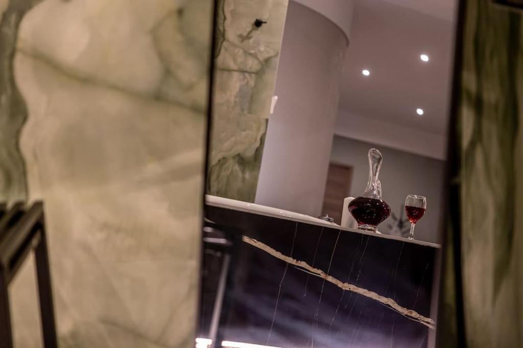Smaragdi Luxury Jacuzzi Apartment Noho Premium Living أثينا المظهر الخارجي الصورة