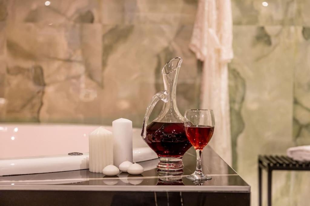 Smaragdi Luxury Jacuzzi Apartment Noho Premium Living أثينا المظهر الخارجي الصورة