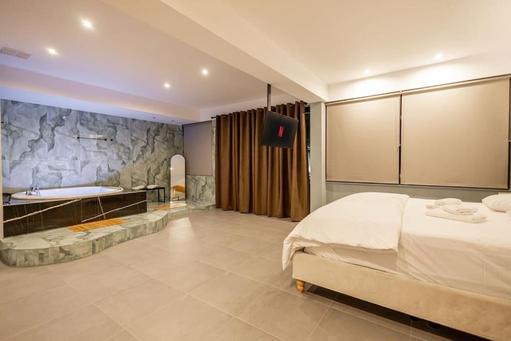 Smaragdi Luxury Jacuzzi Apartment Noho Premium Living أثينا المظهر الخارجي الصورة