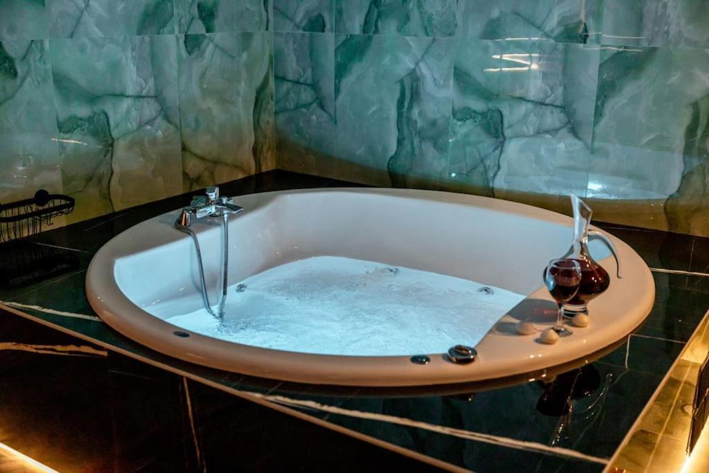 Smaragdi Luxury Jacuzzi Apartment Noho Premium Living أثينا المظهر الخارجي الصورة