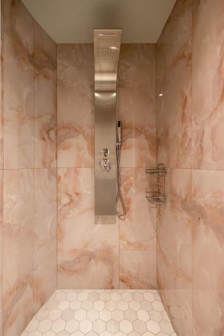 Smaragdi Luxury Jacuzzi Apartment Noho Premium Living أثينا المظهر الخارجي الصورة