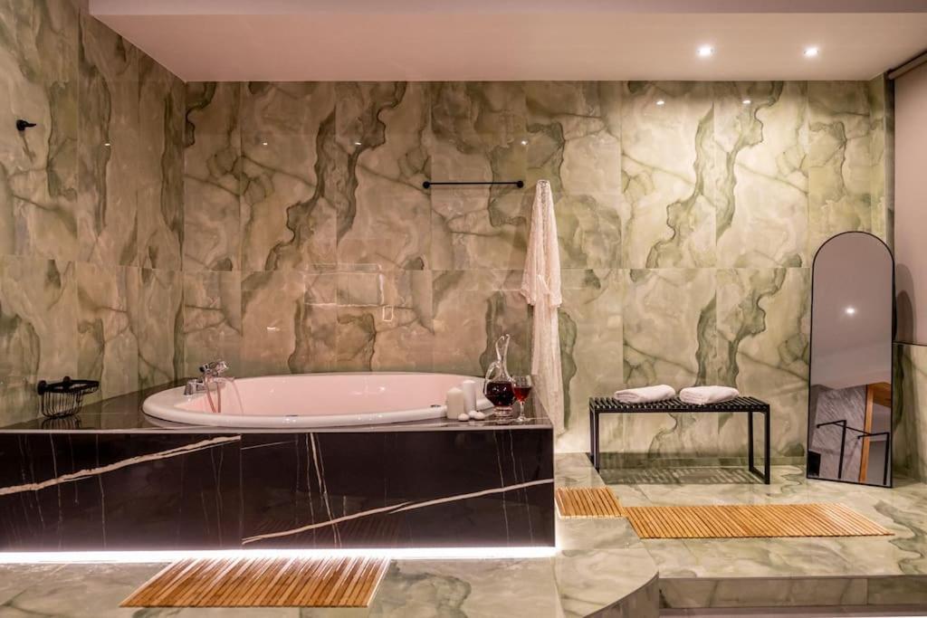 Smaragdi Luxury Jacuzzi Apartment Noho Premium Living أثينا المظهر الخارجي الصورة