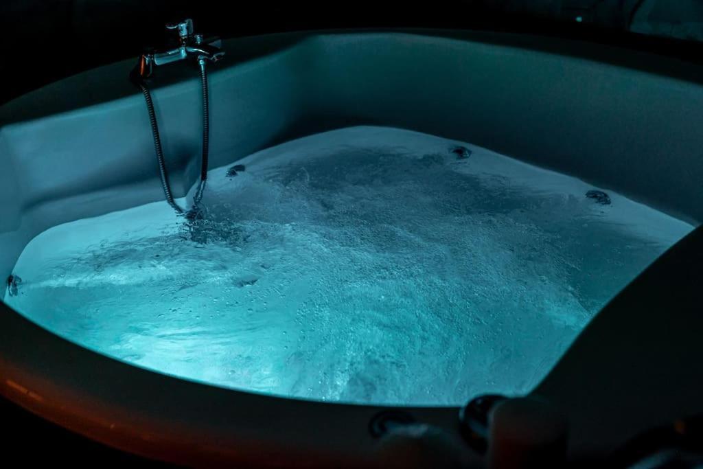Smaragdi Luxury Jacuzzi Apartment Noho Premium Living أثينا المظهر الخارجي الصورة