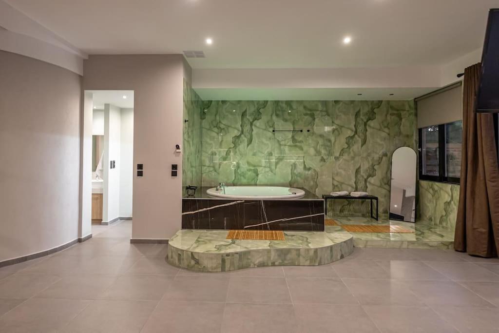 Smaragdi Luxury Jacuzzi Apartment Noho Premium Living أثينا المظهر الخارجي الصورة