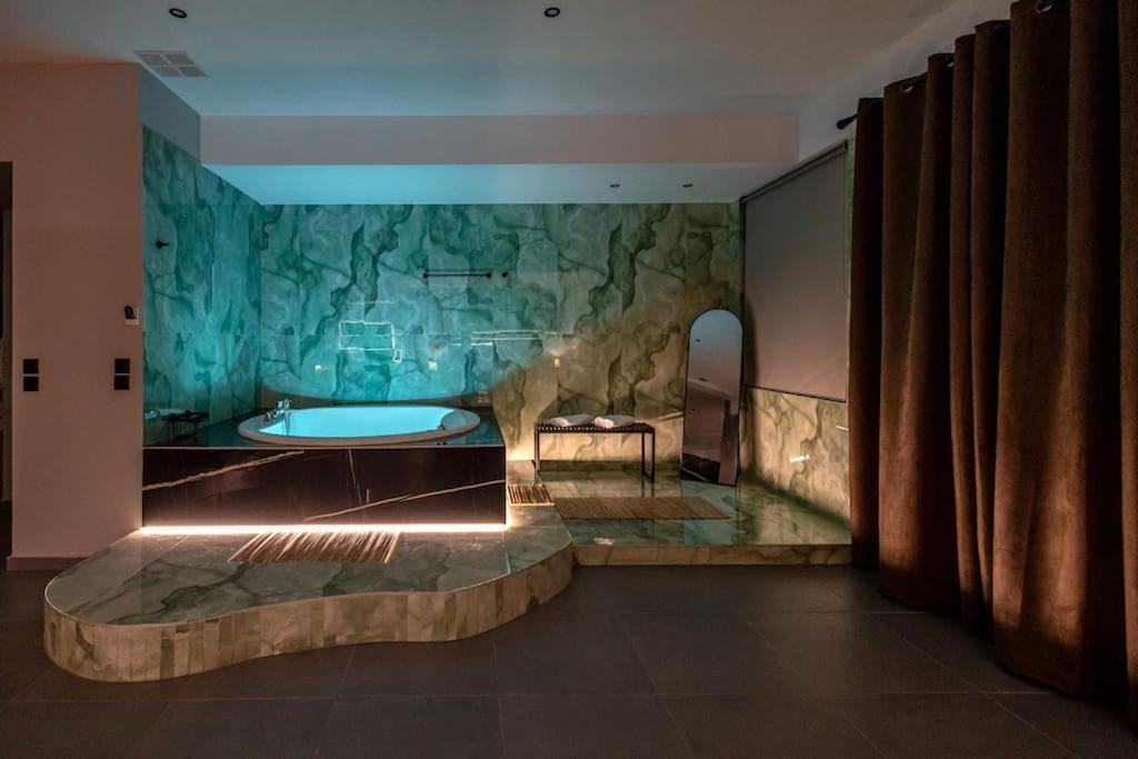 Smaragdi Luxury Jacuzzi Apartment Noho Premium Living أثينا المظهر الخارجي الصورة